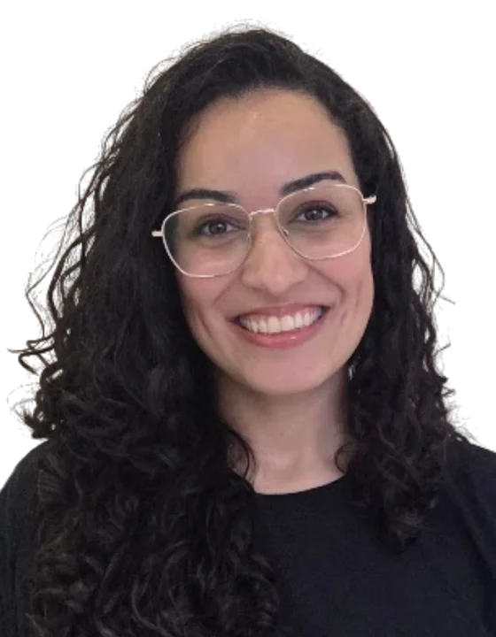 Giovanna Cabrini sorrindo, de óculos e camiseta preta