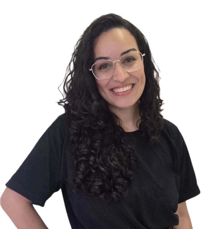 Giovanna Cabrini sorrindo, de óculos